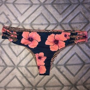 ✨SOLD✨Acacia hibiscus Alicante bottom